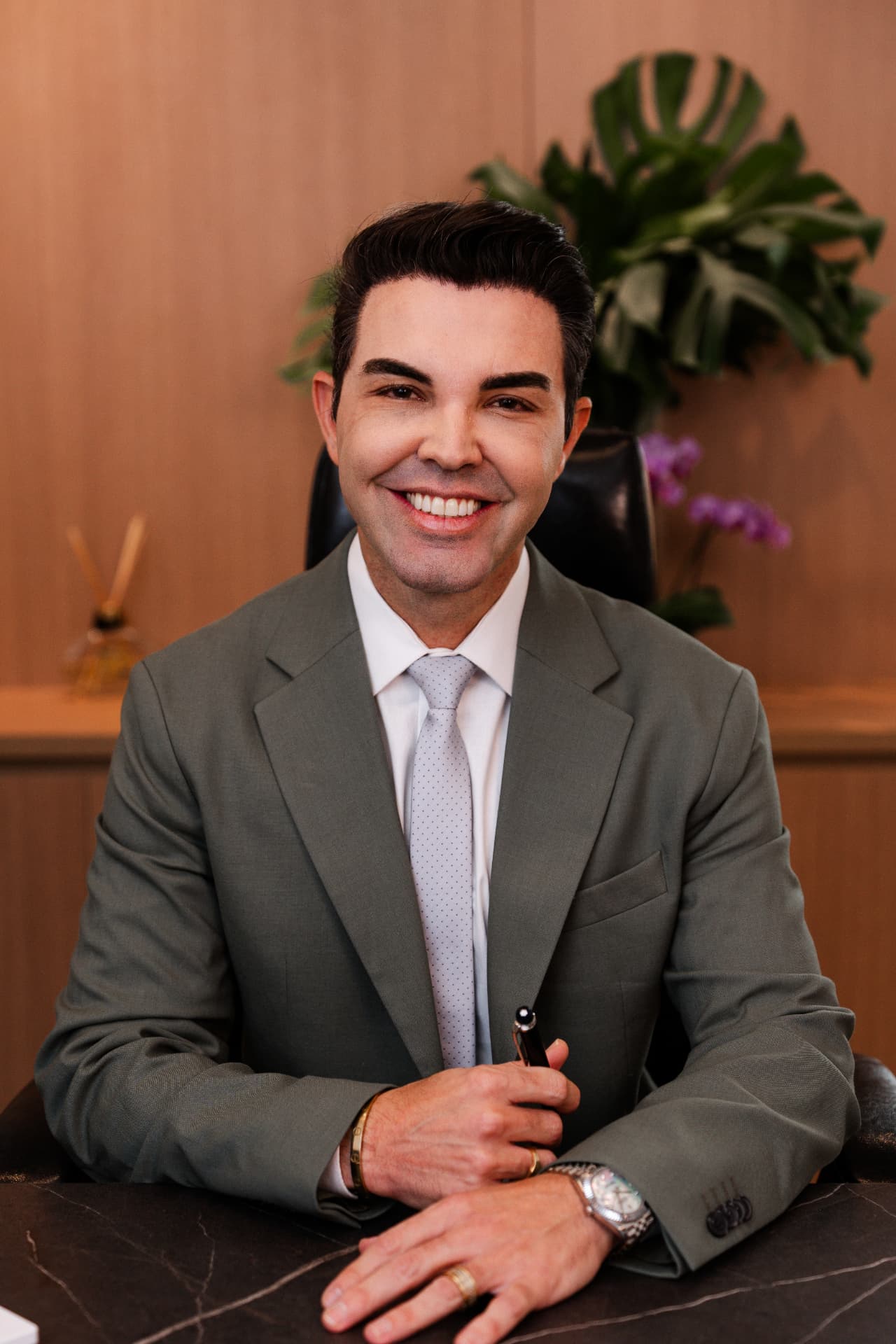 Dr. Bruno, responsável pela Efeito Harmonie, em seu consultório